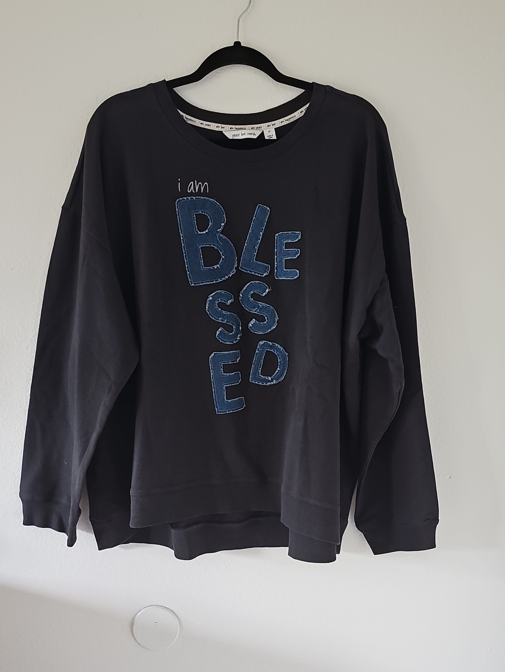 ●●PEACE LOVE WORLD "I AM HAPPY" DISTRESSED BLACK SWEATSHIRT NWOT S. 2X●●